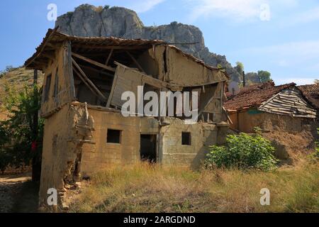 Maison en brique de boue ruinée dans un tremblement de terre. Iznik, Turquie. Banque D'Images