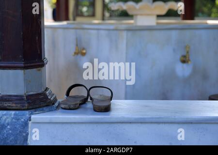 Vue d'une paire de sabots à utiliser pour l'ablution devant une mosquée Banque D'Images