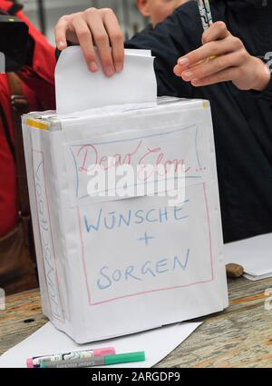 25 janvier 2020, Brandebourg, Grünheide: Une boîte qui dit «Dear Elon. Wünsche Sorgen' est écrit sur une table en marge d'un rassemblement de résidents locaux pour la construction de l'usine prévue de Tesla. Tesla prévoit de construire un gigafactory dans une immense forêt, à l'est de l'autoroute du périphérique de Berlin de la communauté de Grünheide. Dans une première phase à partir de l'été 2021, 150 000 voitures électriques de modèle 3 et y doivent être construites chaque année. Photo : Patrick Pleul/dpa-Zentralbild/ZB Banque D'Images
