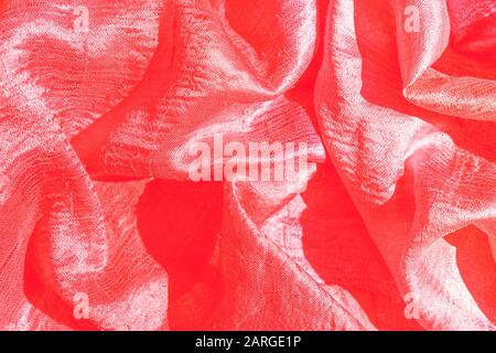 Fond de textures de soie rouge. Mise au point sélective. Concept de fête de la Saint-Valentin. Espace de copie, vue de dessus, plat. Banque D'Images