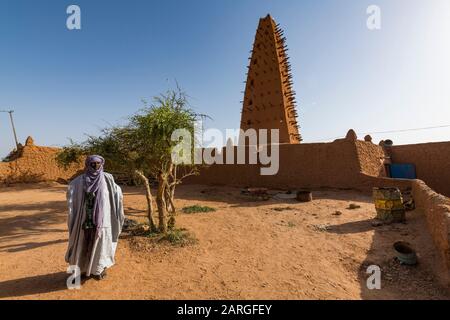 Imam Devant La Grande Mosquée, Site Du Patrimoine Mondial De L'Unesco, Agadez, Niger, Afrique De L'Ouest, Afrique Banque D'Images