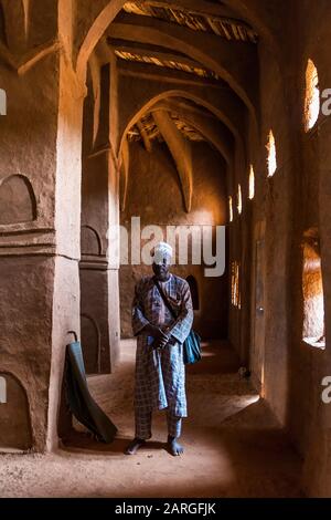 Imam priant dans une magnifique mosquée d'architecture de style hausa à Yaama, au Niger, en Afrique de l'Ouest, en Afrique Banque D'Images