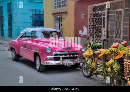 Vieille Voiture Classique, Vieille Ville, Site Classé Au Patrimoine Mondial De L'Unesco, La Havane, Cuba, Antilles, Caraïbes, Amérique Centrale Banque D'Images