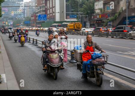 Vue sur les motards dans le centre-ville de Xi'an, Xi'an, la province de Shaanxi, la République Populaire de Chine, l'Asie Banque D'Images