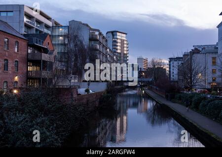 Lever du soleil au bord du canal Sur Le Côté sud de Nottingham City, Notinghamshire Angleterre Royaume-Uni Banque D'Images