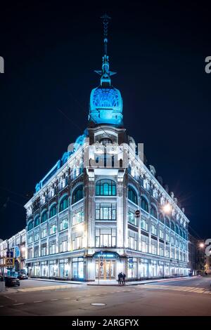 Grand Magasin Au Pont Rouge La Nuit, Saint-Pétersbourg, Oblast De Leningrad, Russie, Europe Banque D'Images