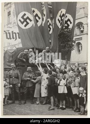 Les troupes allemandes sont accueillies par les citoyens de Danzig dans une photo de propagande, le 3 septembre 1939 Banque D'Images