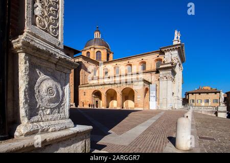 Cathédrale D'Urbino (Duomo Di Urbino) (Cattedrale Metropolitana Di Santa Maria Assunta), Urbino, Marche, Italie, Europe Banque D'Images