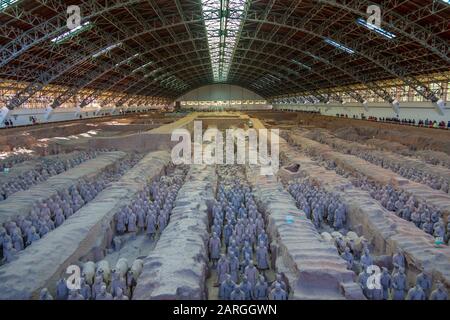 Vue sur les guerriers En Terre Cuite au Musée Tomb, site classé au patrimoine mondial de l'UNESCO, Xi'an, province de Shaanxi, République Populaire de Chine, Asie Banque D'Images