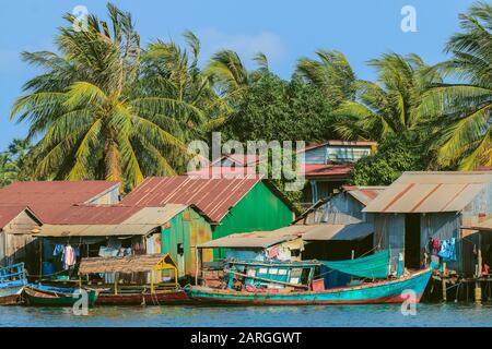 Des bateaux de pêche amarrés sur la rivière Praek Tuek Chhu dans ce vieux port colonial français, Kampot, province de Kampot, Cambodge, Indochina, Asie du Sud-est Banque D'Images