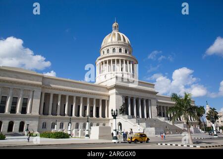 Bâtiment Du Capitole Avec Vieille Voiture Classique, Vieille Ville, Site Classé Au Patrimoine Mondial De L'Unesco, La Havane, Cuba, Antilles, Caraïbes, Amérique Centrale Banque D'Images