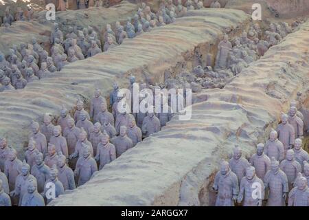 Vue sur les guerriers En Terre Cuite au Musée Tomb, site classé au patrimoine mondial de l'UNESCO, Xi'an, province de Shaanxi, République Populaire de Chine, Asie Banque D'Images