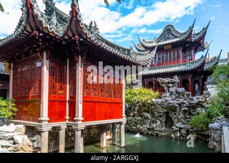 Vue sur l'architecture chinoise traditionnelle à Yu Garden, Shanghai, Chine, Asie Banque D'Images