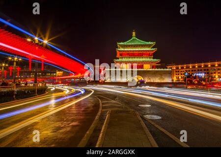 Vue sur la célèbre Tour de la cloche dans le centre-ville de Xi'an la nuit, Xi'an, province de Shaanxi, République Populaire de Chine, Asie Banque D'Images