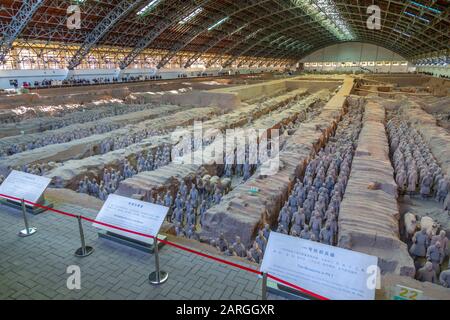 Vue sur les guerriers En Terre Cuite au Musée Tomb, site classé au patrimoine mondial de l'UNESCO, Xi'an, province de Shaanxi, République Populaire de Chine, Asie Banque D'Images