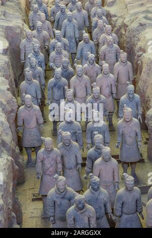 Vue sur les guerriers En Terre Cuite au Musée Tomb, site classé au patrimoine mondial de l'UNESCO, Xi'an, province de Shaanxi, République Populaire de Chine, Asie Banque D'Images