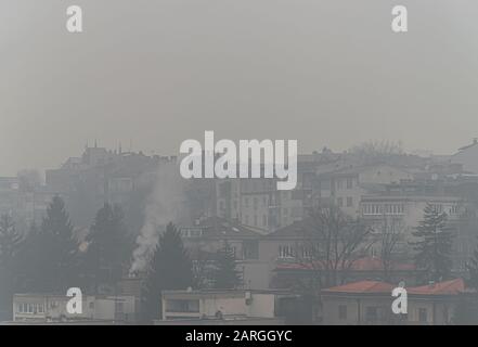 Sarajevo est l'une des villes les plus polluées au monde. Cette photo montre un brouillard pollué élevé au-dessus de Sarajevo. Banque D'Images