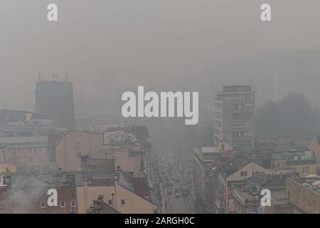 Sarajevo est l'une des villes les plus polluées au monde. Cette photo montre un brouillard pollué élevé au-dessus de Sarajevo. Banque D'Images