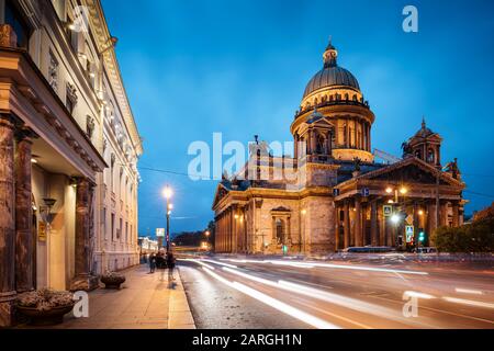 Extérieur de la cathédrale Saint-Isaac la nuit, site classé au patrimoine mondial de l'UNESCO, Saint-Pétersbourg, Oblast de Leningrad, Russie, Europe Banque D'Images