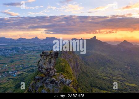 La montagne le Pouce au coucher du soleil africain, vue aérienne, Moka Range, Port Louis, Maurice, Afrique Banque D'Images