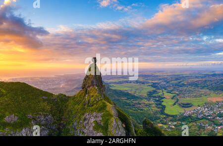 Vue panoramique sur la montagne le Pouce et Pieter vers le coucher du soleil de l'océan Indien, vue aérienne, Moka Range, Port Louis, Maurice, Afrique Banque D'Images