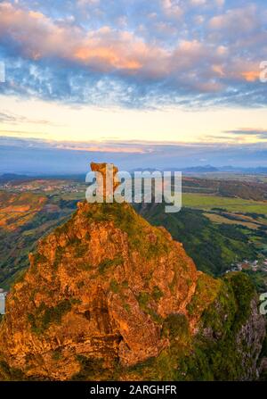 Le Pouce montagne et Pieter Tous Deux au coucher du soleil, vue aérienne, Moka Range, Port Louis, Maurice, Afrique Banque D'Images