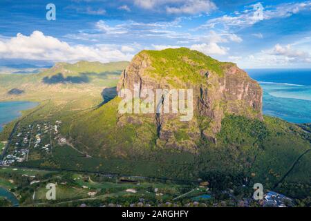 Vue aérienne de la majestueuse montagne surplombant l'océan, la péninsule du Morne Brabant, la rivière Noire, Maurice, l'océan Indien, l'Afrique Banque D'Images