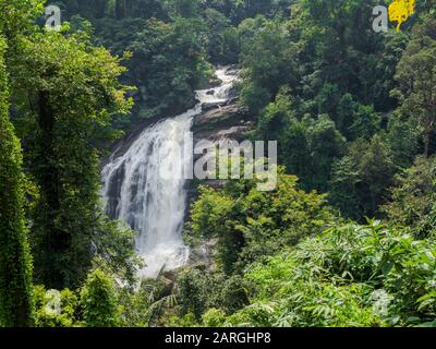 Chute d'eau abrupte dans la jungle tropicale indienne à Kerala, en Inde du Sud, le jour ensoleillé Banque D'Images