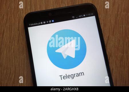 Logo télégramme affiché sur un smartphone moderne Banque D'Images