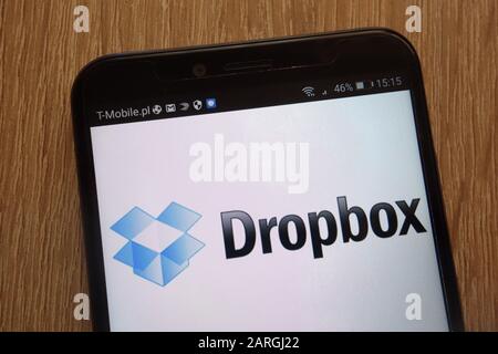 Logo Dropbox affiché sur un smartphone moderne Banque D'Images