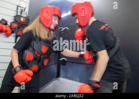 Nuremberg, Allemagne. 28 janvier 2020. Leoni et Timon présenteront le jeu de boxe interactif de boxe Battle by ArmoGear de Nesstoy avec des capteurs électroniques pendant le nouveau salon de produits à la Foire internationale du jouet. Crédit: Daniel Karmann/Dpa/Alay Live News Banque D'Images