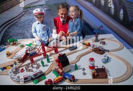 Nuremberg, Allemagne. 28 janvier 2020. Ludwig (l), Klaus et Elsa jouent à Smart Tech Sound avec le train en bois de Brio (Ravensburger Verlag) pendant le spectacle de nouveauté à la Foire internationale du jouet. Crédit: Daniel Karmann/Dpa/Alay Live News Banque D'Images