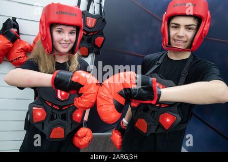 Nuremberg, Allemagne. 28 janvier 2020. Leoni et Timon présenteront le jeu de boxe interactif de boxe Battle by ArmoGear de Nesstoy avec des capteurs électroniques pendant le nouveau salon de produits à la Foire internationale du jouet. Crédit: Daniel Karmann/Dpa/Alay Live News Banque D'Images