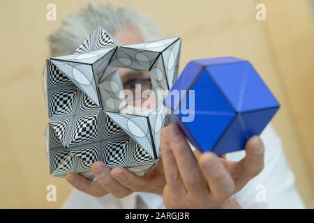 Nuremberg, Allemagne. 28 janvier 2020. Rolf présente le cube de transformation géométrique et magnétique 3D-Cube de Geobender lors du nouveau salon de produits à la Foire internationale du jouet. Crédit: Daniel Karmann/Dpa/Alay Live News Banque D'Images