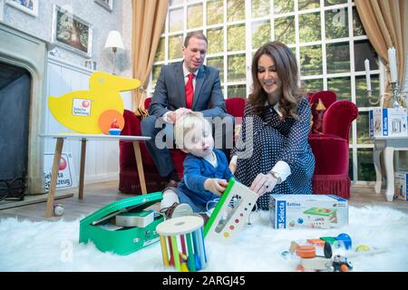 Nuremberg, Allemagne. 28 janvier 2020. Les doubles des royaux britanniques Kate et William présentent des jouets en bois durables de Selecta (Schmidt Spiele) avec le petit Lion (dans le rôle de Louis) lors du spectacle de nouveauté à la Foire internationale du jouet. Crédit: Daniel Karmann/Dpa/Alay Live News Banque D'Images