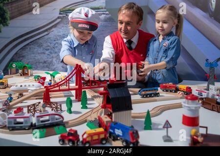 Nuremberg, Allemagne. 28 janvier 2020. Ludwig (l), Klaus et Elsa jouent à Smart Tech Sound avec le train en bois de Brio (Ravensburger Verlag) pendant le nouveau salon de produits à la Foire internationale du jouet. Crédit: Daniel Karmann/Dpa/Alay Live News Banque D'Images