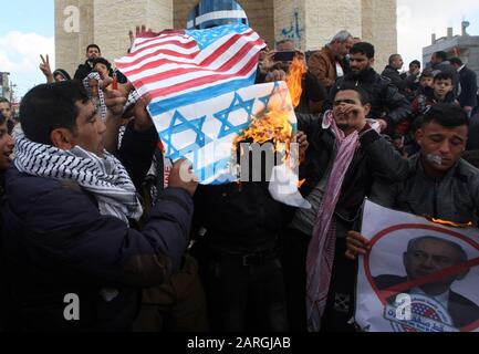 Rafah, Gaza. 28 janvier 2020. Les Palestiniens scandent des slogans et brûlent des répliques des drapeaux américains et israéliens lors d'une manifestation dans le sud de la bande de Gaza, mardi 28 janvier 2020, Contre le plan de paix du Moyen-Orient qui devrait être annoncé aujourd'hui à Washington par le président américain Donald Trump et le premier ministre israélien Benjamin Netanyahu. Photo par Ismael Mohamad/UPI crédit: UPI/Alay Live News Banque D'Images