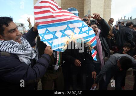 Rafah, Gaza. 28 janvier 2020. Les Palestiniens scandent des slogans et brûlent des répliques des drapeaux américains et israéliens lors d'une manifestation dans le sud de la bande de Gaza, mardi 28 janvier 2020, Contre le plan de paix du Moyen-Orient qui devrait être annoncé aujourd'hui à Washington par le président américain Donald Trump et le premier ministre israélien Benjamin Netanyahu. Photo par Ismael Mohamad/UPI crédit: UPI/Alay Live News Banque D'Images