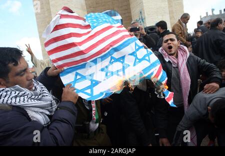 Rafah, Gaza. 28 janvier 2020. Les Palestiniens scandent des slogans et brûlent des répliques des drapeaux américains et israéliens lors d'une manifestation dans le sud de la bande de Gaza, mardi 28 janvier 2020, Contre le plan de paix du Moyen-Orient qui devrait être annoncé aujourd'hui à Washington par le président américain Donald Trump et le premier ministre israélien Benjamin Netanyahu. Photo par Ismael Mohamad/UPI crédit: UPI/Alay Live News Banque D'Images