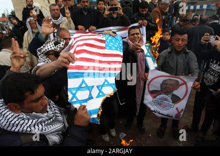 Rafah, Gaza. 28 janvier 2020. Les Palestiniens scandent des slogans et brûlent des répliques des drapeaux américains et israéliens lors d'une manifestation dans le sud de la bande de Gaza, mardi 28 janvier 2020, Contre le plan de paix du Moyen-Orient qui devrait être annoncé aujourd'hui à Washington par le président américain Donald Trump et le premier ministre israélien Benjamin Netanyahu. Photo par Ismael Mohamad/UPI crédit: UPI/Alay Live News Banque D'Images