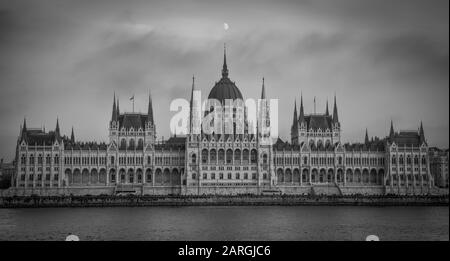 Parlement hongrois avec la lune au-dessus en noir et blanc, Budapest, Hongrie, Europe Banque D'Images