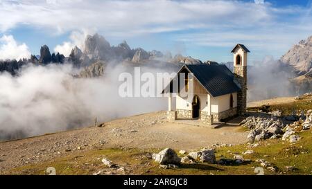 Petite église avec la chaîne de montagnes Cadini di Meurina en arrière-plan, Dolomites, Italie, Europe Banque D'Images