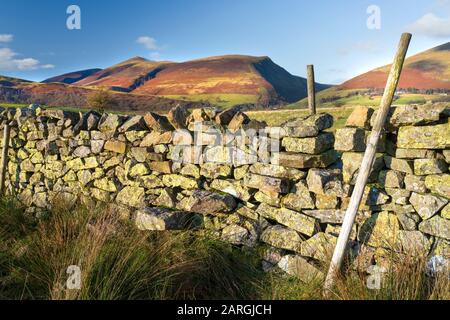 Soleil D'Hiver Sur Skiddaw De Tewet Tarn, Près De Keswick, Parc National Du Lake District, Site Classé Au Patrimoine Mondial De L'Unesco, Cumbria, Angleterre, Royaume-Uni Banque D'Images