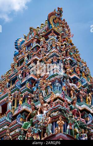 Le Gopuram (tour d'entrée) très décoratif au temple hindou de Sri Srinivasa Perumal en Petite Inde, Singapour, Asie du Sud-est, Asie Banque D'Images