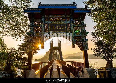 Vue sur l'entrée de la Pagode Shi Baozhai sur le fleuve Yangtze près de Wanzhou, Chongqing, République Populaire de Chine, Asie Banque D'Images