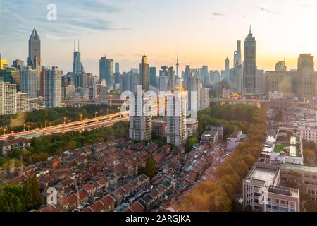 Vue sur les gratte-ciel de Shanghai au lever du soleil, Luwan, Shanghai, Chine, Asie Banque D'Images