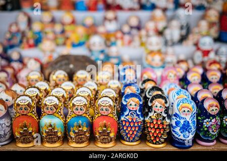 Poupées Matryoshka à vendre à Izmaylovsky Bazar, Moscou, Oblast de Moscou, Russie, Europe Banque D'Images