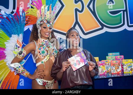 Nuremberg, Allemagne. 28 janvier 2020. Motsi maltraitance (r), présentateur de télévision, présente le jeu JIXELZ par Schmidt Spiele à côté d'une danseuse de samba lors de l'émission de nouveauté à l'International Toy Fair. Crédit: Daniel Karmann/Dpa/Alay Live News Banque D'Images