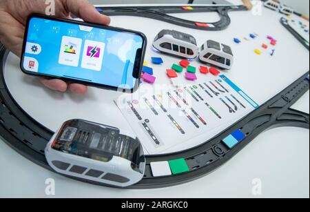 Nuremberg, Allemagne. 28 janvier 2020. Le train intelligent interactif et intuitif d'intelino est affiché pendant le nouveau salon de produits à la Foire internationale du jouet. Crédit: Daniel Karmann/Dpa/Alay Live News Banque D'Images