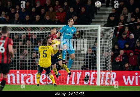 Bournemouth, Royaume-Uni. 27 janvier 2020. Shkodran Mustafi s'oppose au gardien de but Emiliano Martinez d'Arsenal, entraînant la blessure des défenseurs lors du quatrième match de la FA Cup entre Bournemouth et Arsenal au stade Goldsands, Bournemouth, Angleterre, le 27 janvier 2020. Photo D'Andy Rowland. Crédit: Images Prime Media / Alay Live News Banque D'Images